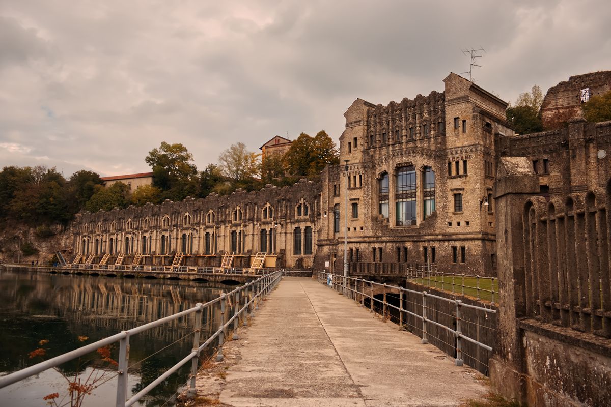 In Lombardia c'è una centrale idroelettrica Liberty ai piedi di un castello con una storia che vale la pena scoprire