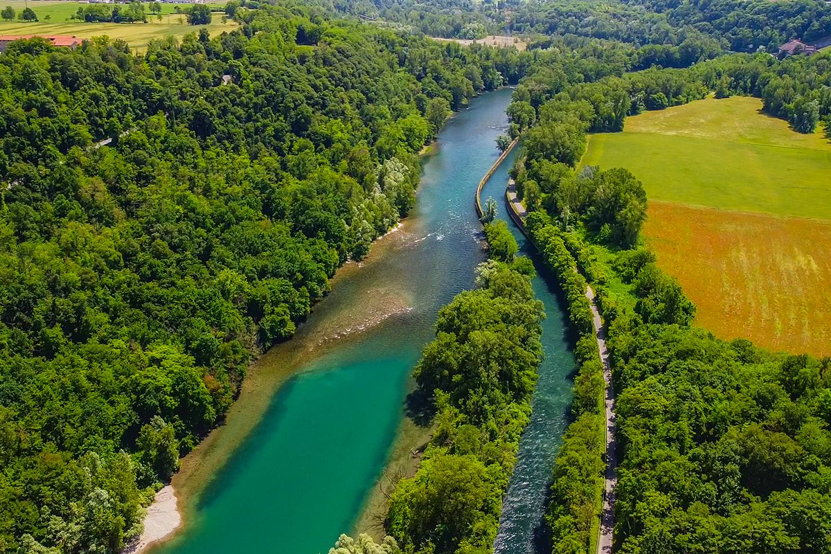 In Lombardia c'è una centrale idroelettrica Liberty ai piedi di un castello con una storia che vale la pena scoprire