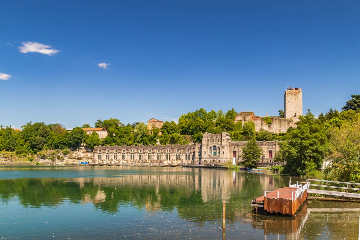 In Lombardia c'è una centrale idroelettrica Liberty ai piedi di un castello con una storia che vale la pena scoprire