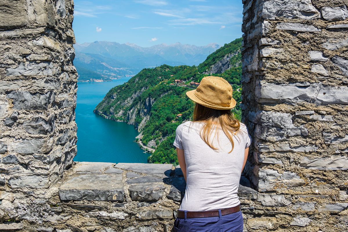 Tra fantasmi di gesso e vista mozzafiato, questo castello sul Lago di Como è l'avamposto medievale dalla storia straordinaria