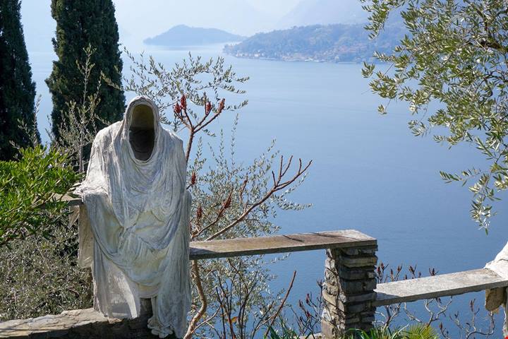 Tra fantasmi di gesso e vista mozzafiato, questo castello sul Lago di Como è l'avamposto medievale dalla storia straordinaria
