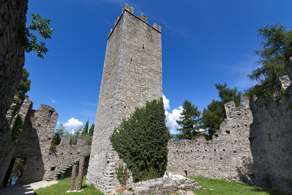 Tra fantasmi di gesso e vista mozzafiato, questo castello sul Lago di Como è l'avamposto medievale dalla storia straordinaria