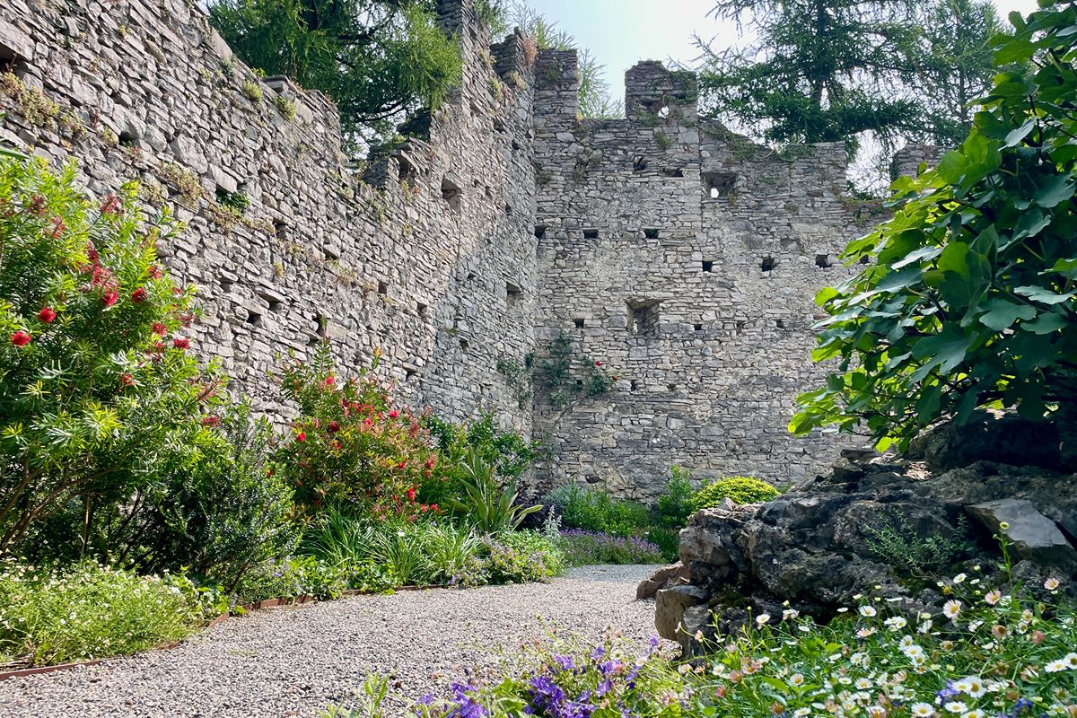 Tra fantasmi di gesso e vista mozzafiato, questo castello sul Lago di Como è l'avamposto medievale dalla storia straordinaria