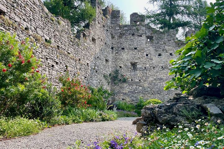 Tra fantasmi di gesso e vista mozzafiato, questo castello sul Lago di Como è l'avamposto medievale dalla storia straordinaria