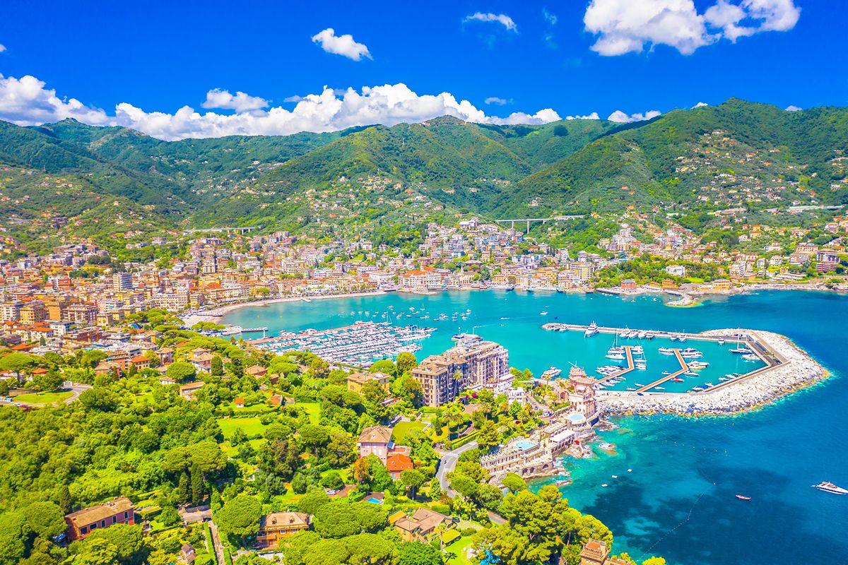 Da piccolo borgo di pescatori a esclusivo centro turistico, la splendida città della Liguria che conquista fin dal primo incontro