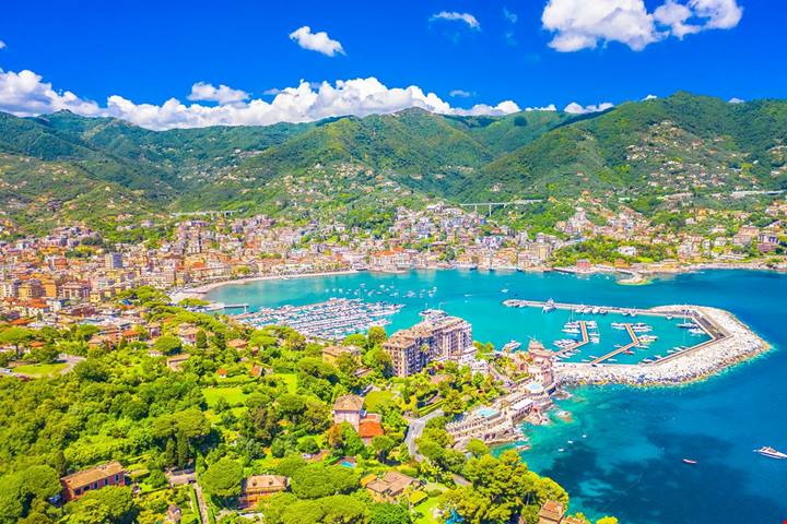 Da piccolo borgo di pescatori a esclusivo centro turistico, la splendida città della Liguria che conquista fin dal primo incontro