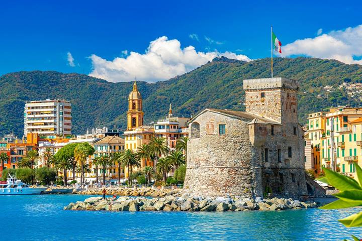 Da piccolo borgo di pescatori a esclusivo centro turistico, la splendida città della Liguria che conquista fin dal primo incontro