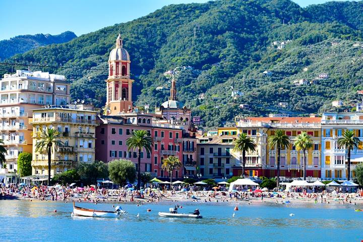 Da piccolo borgo di pescatori a esclusivo centro turistico, la splendida città della Liguria che conquista fin dal primo incontro