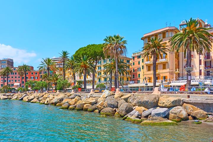 Da piccolo borgo di pescatori a esclusivo centro turistico, la splendida città della Liguria che conquista fin dal primo incontro