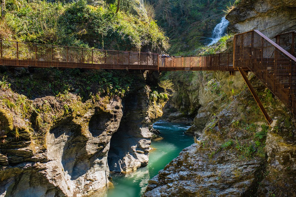 Una passerella sospesa tra l'acqua e la roccia: il canyon segreto della Lombardia dove l'estate è una fresca carezza