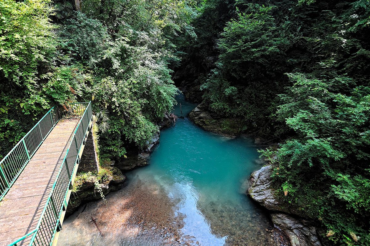 Una passerella sospesa tra l'acqua e la roccia: il canyon segreto della Lombardia dove l'estate è una fresca carezza