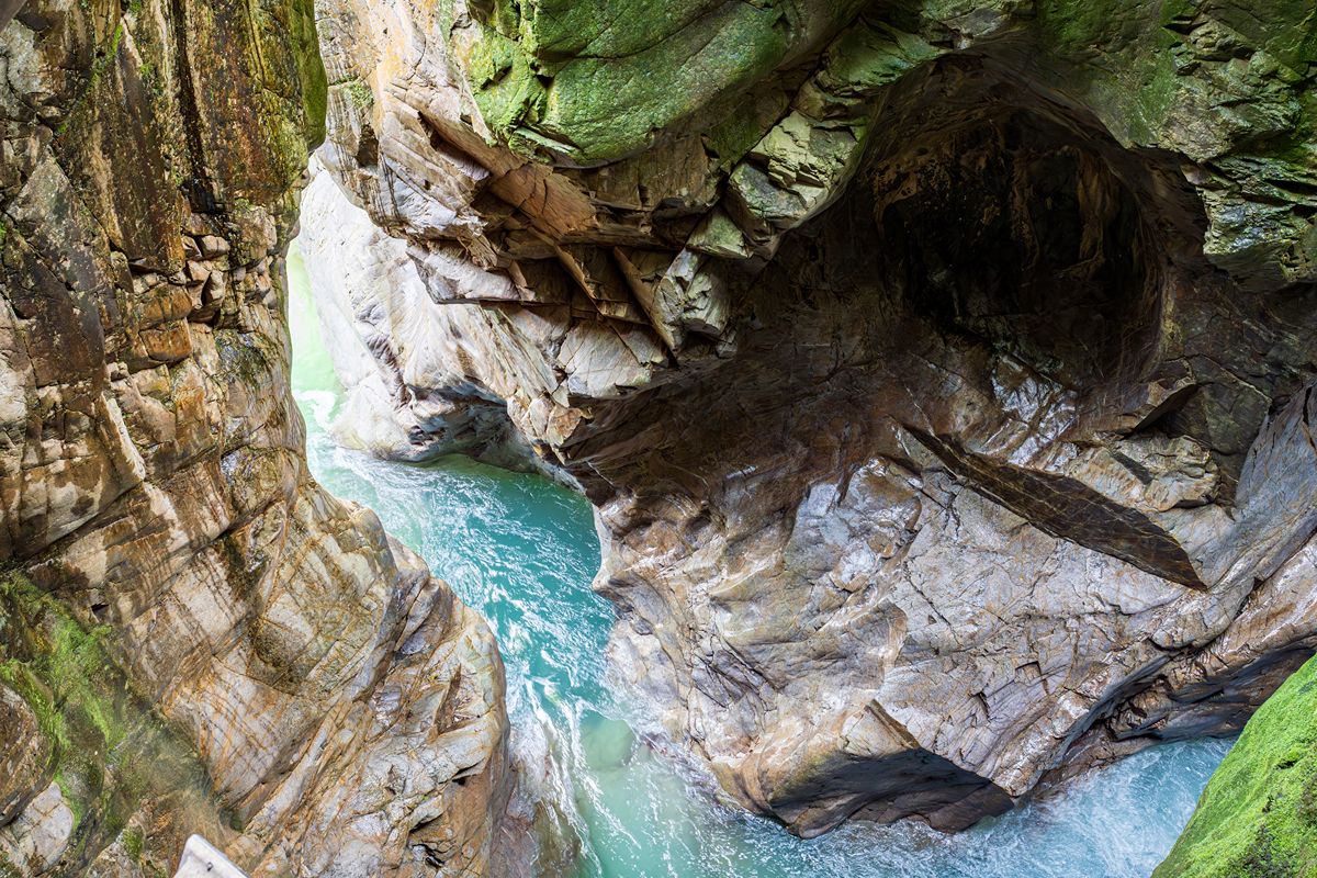 Una passerella sospesa tra l'acqua e la roccia: il canyon segreto della Lombardia dove l'estate è una fresca carezza