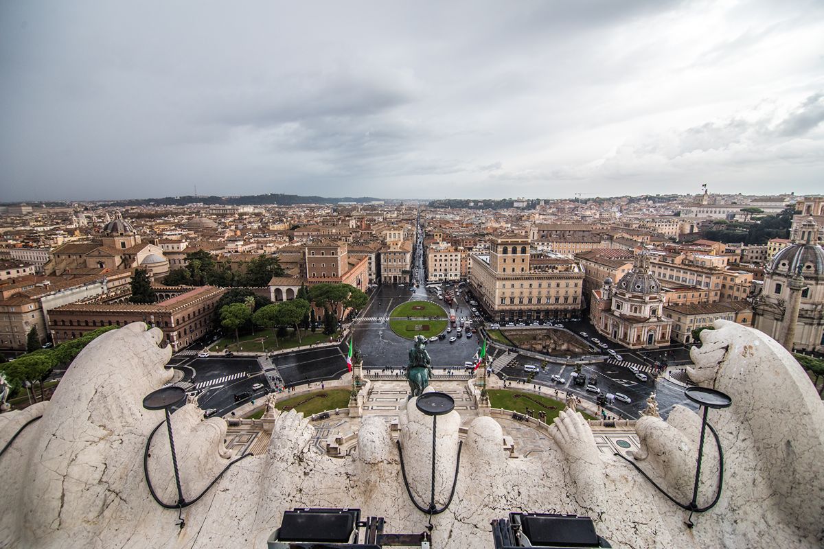 Una terrazza panoramica nel centro di Roma regala una vista a 360 gradi sulla città, tra monumenti celebri, cupole e scorci meno conosciuti.