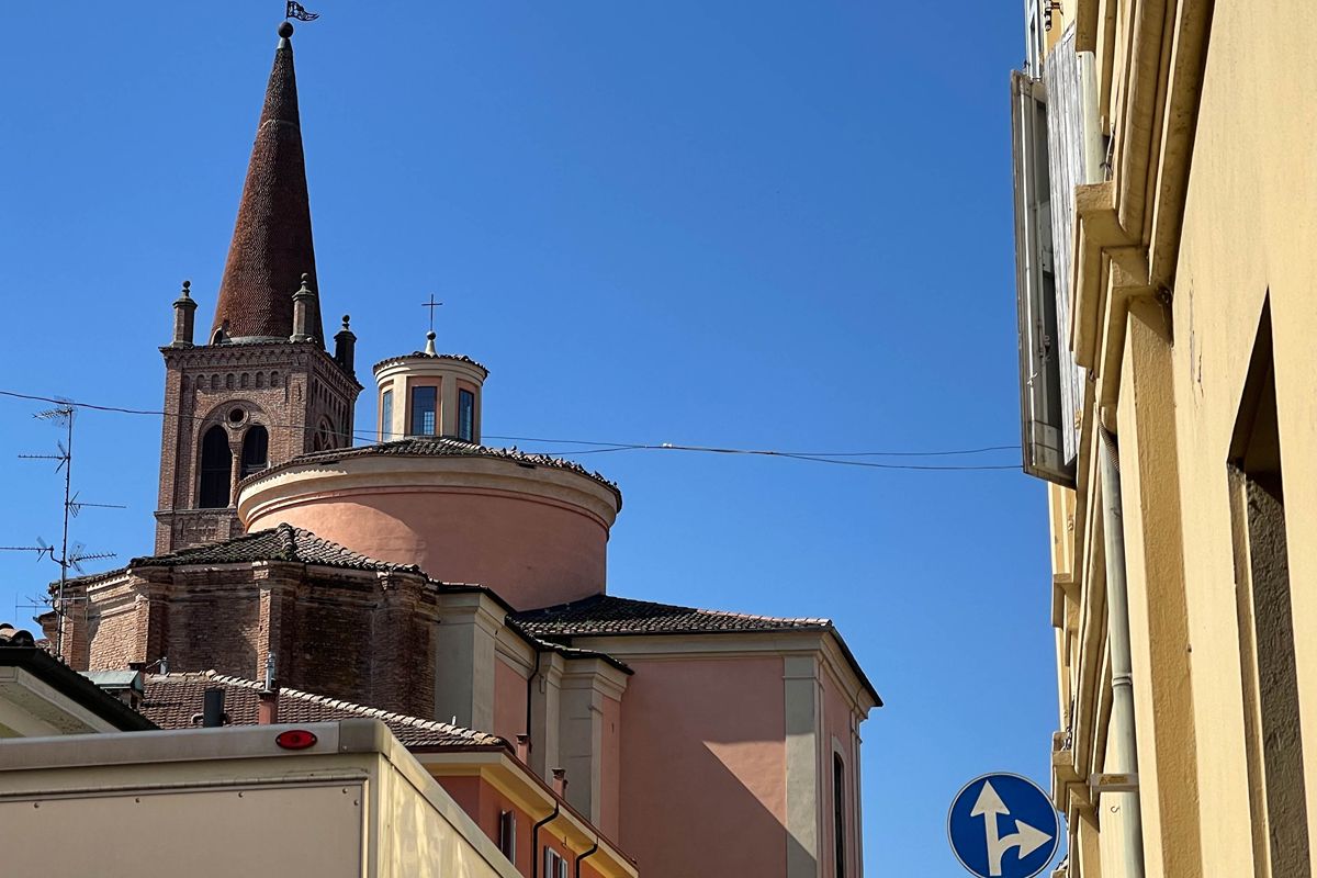 I suoi due chilometri di portici e il fascino medievale le hanno regalato il soprannome di piccola Bologna