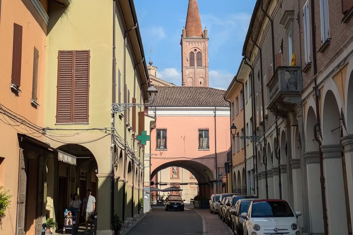 I suoi due chilometri di portici e il fascino medievale le hanno regalato il soprannome di piccola Bologna