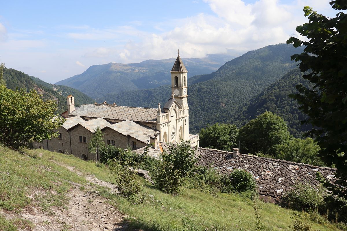 131 abitanti a 1300 metri d'altitudine: al confine con la Francia per scoprire il borgo più fresco del Piemonte