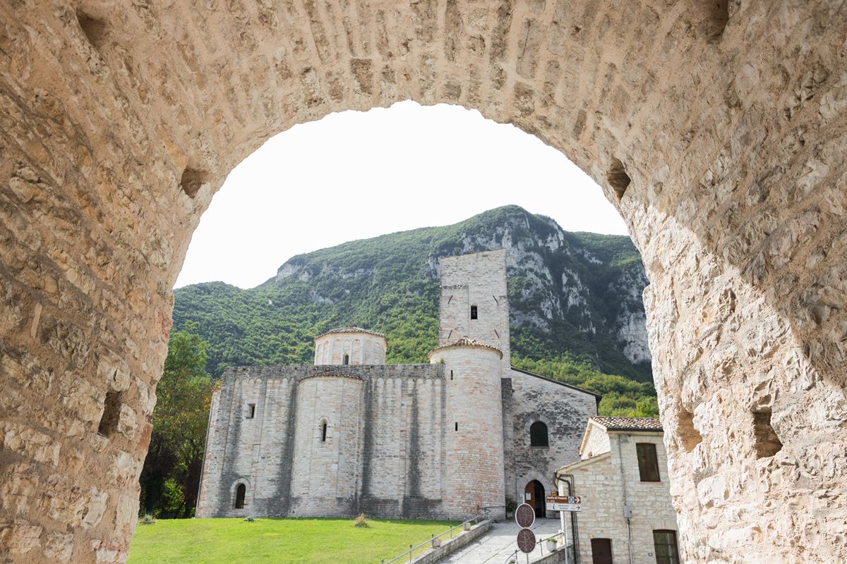 Marche, il gioiello del romanico è l'abbazia (in miniatura) sospesa tra il fiume e le grotte più famose d'Italia