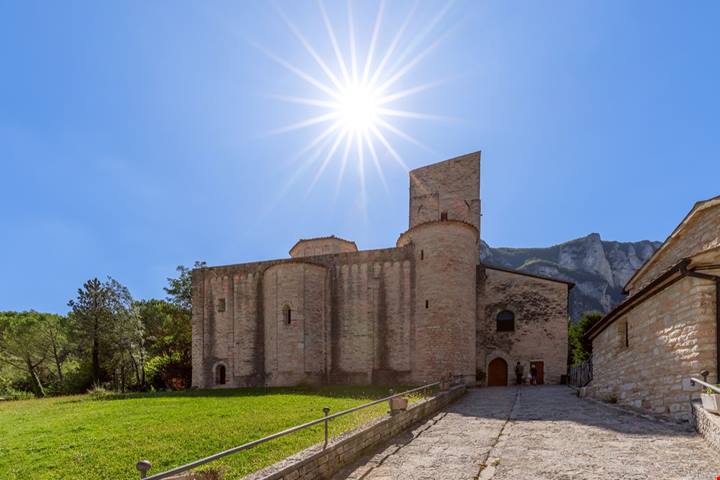 Marche, il gioiello del romanico è l'abbazia (in miniatura) sospesa tra il fiume e le grotte più famose d'Italia