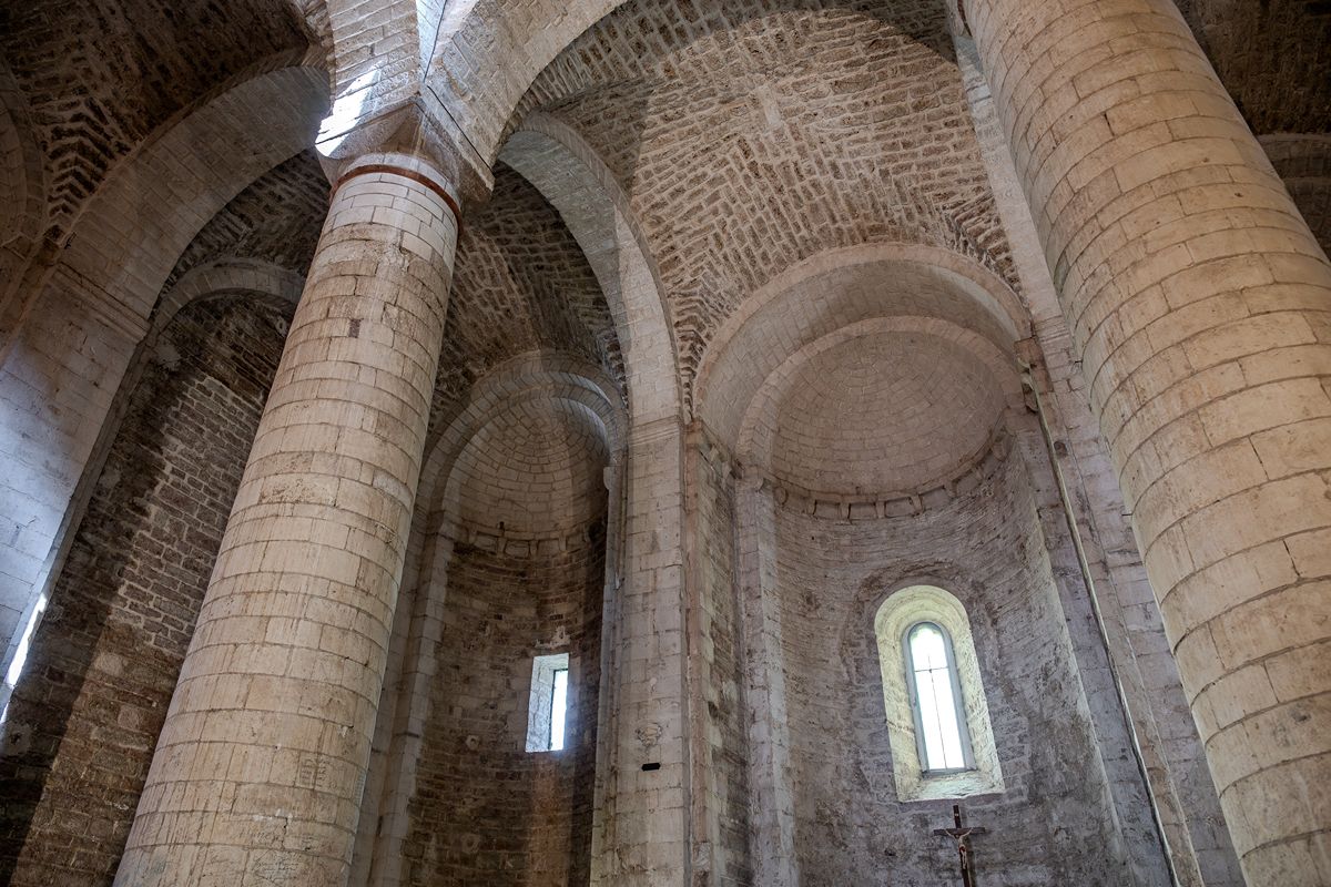 Marche, il gioiello del romanico è l'abbazia (in miniatura) sospesa tra il fiume e le grotte più famose d'Italia