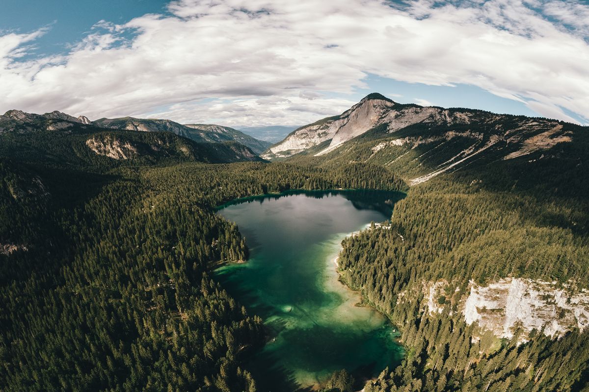 Lo chiamano il lago rosso, ma questo splendido specchio d'acqua nel cuore del Trentino ha un'acqua cristallina