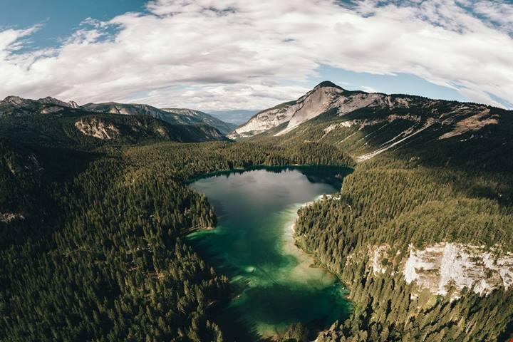 Lo chiamano il lago rosso, ma questo splendido specchio d'acqua nel cuore del Trentino ha un'acqua cristallina