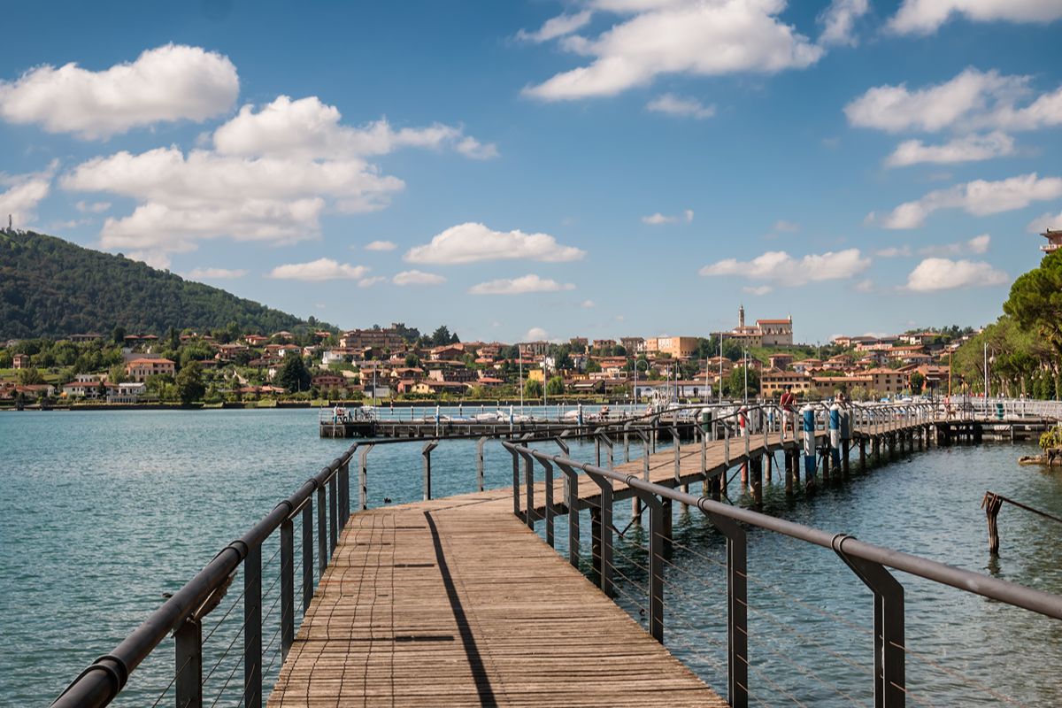 Tra ville Liberty e cantieri storici, sul lago d'Iseo c'è il borgo dove è nata l'eccellenza della nautica italiana