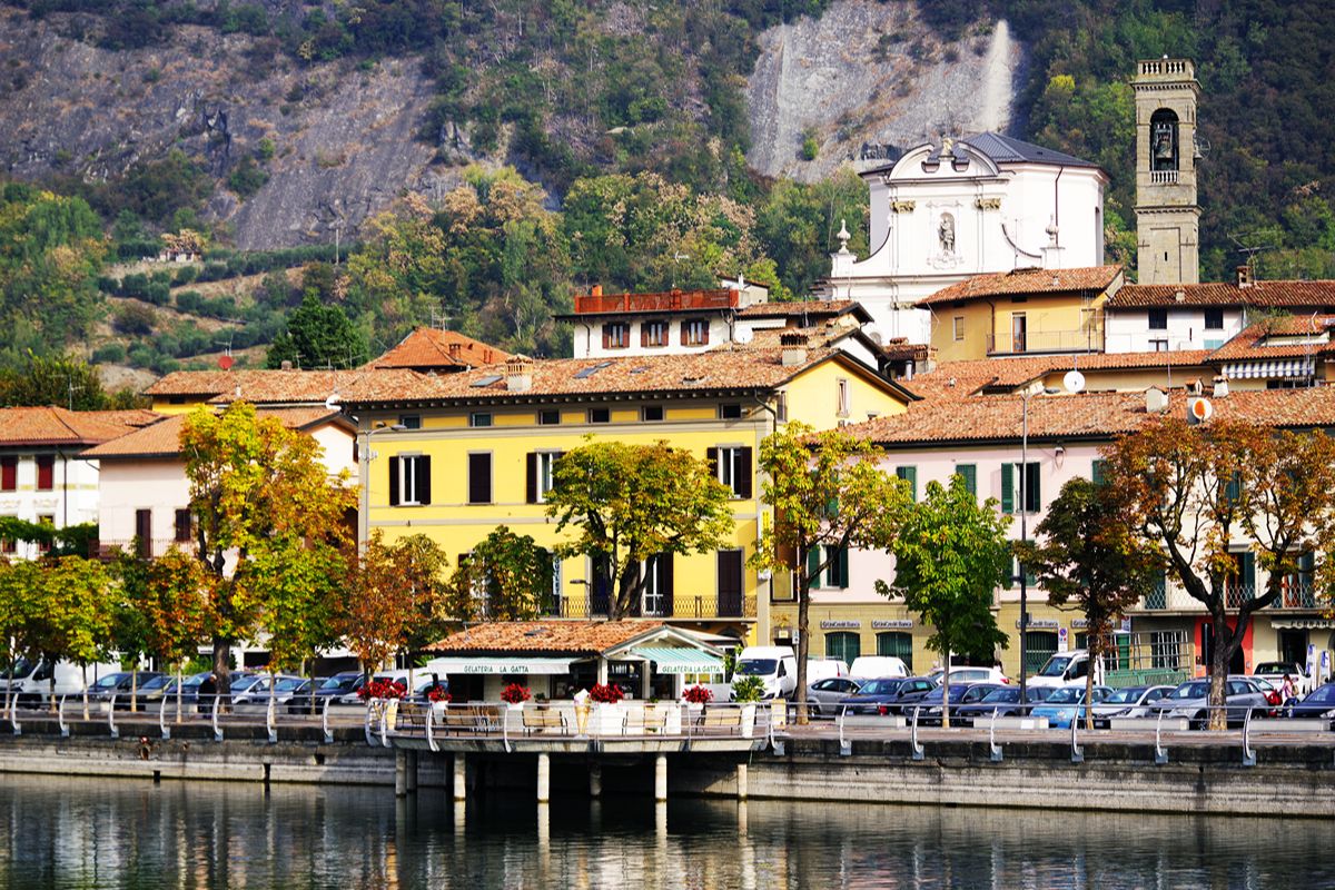 Tra ville Liberty e cantieri storici, sul lago d'Iseo c'è il borgo dove è nata l'eccellenza della nautica italiana