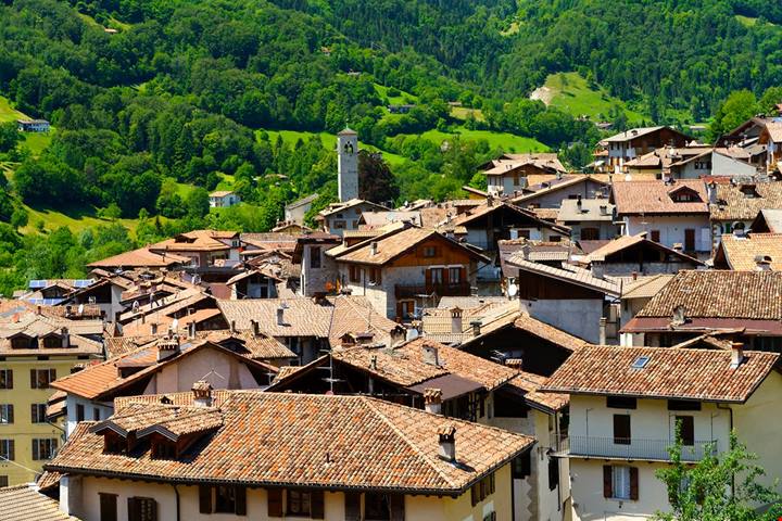 In provincia di Brescia c'è un borgo antico dove la vera attrazione non sono i monumenti, ma il formaggio