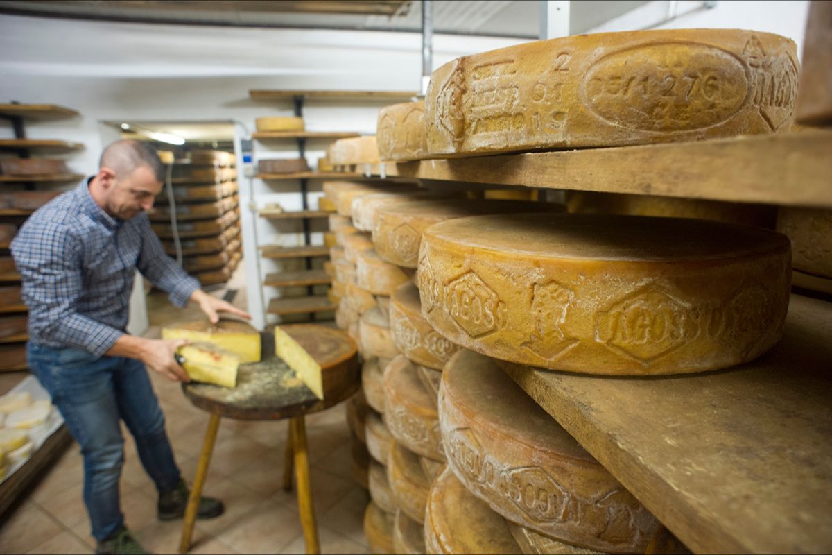 In provincia di Brescia c'è un borgo antico dove la vera attrazione non sono i monumenti, ma il formaggio