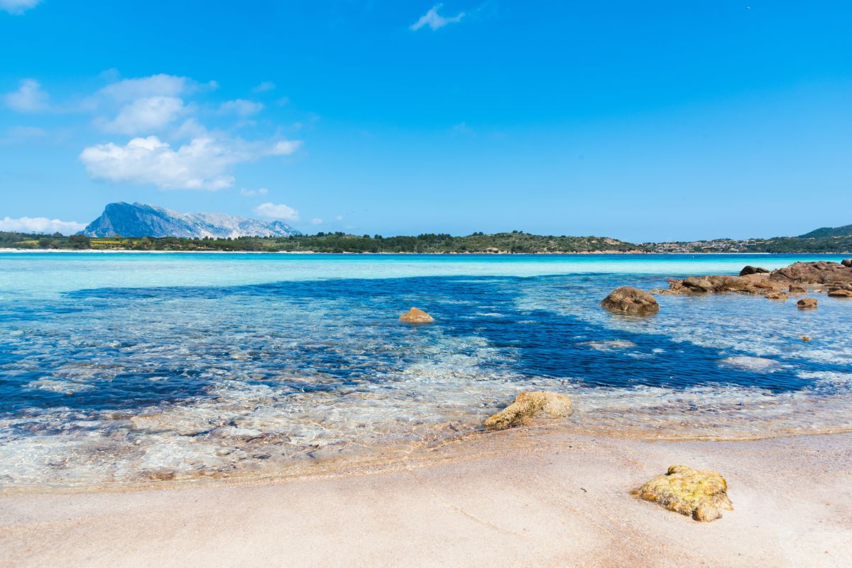La piccola Tahiti della Sardegna è la spiaggia-paradiso protetta dalle dune e da una pineta secolare