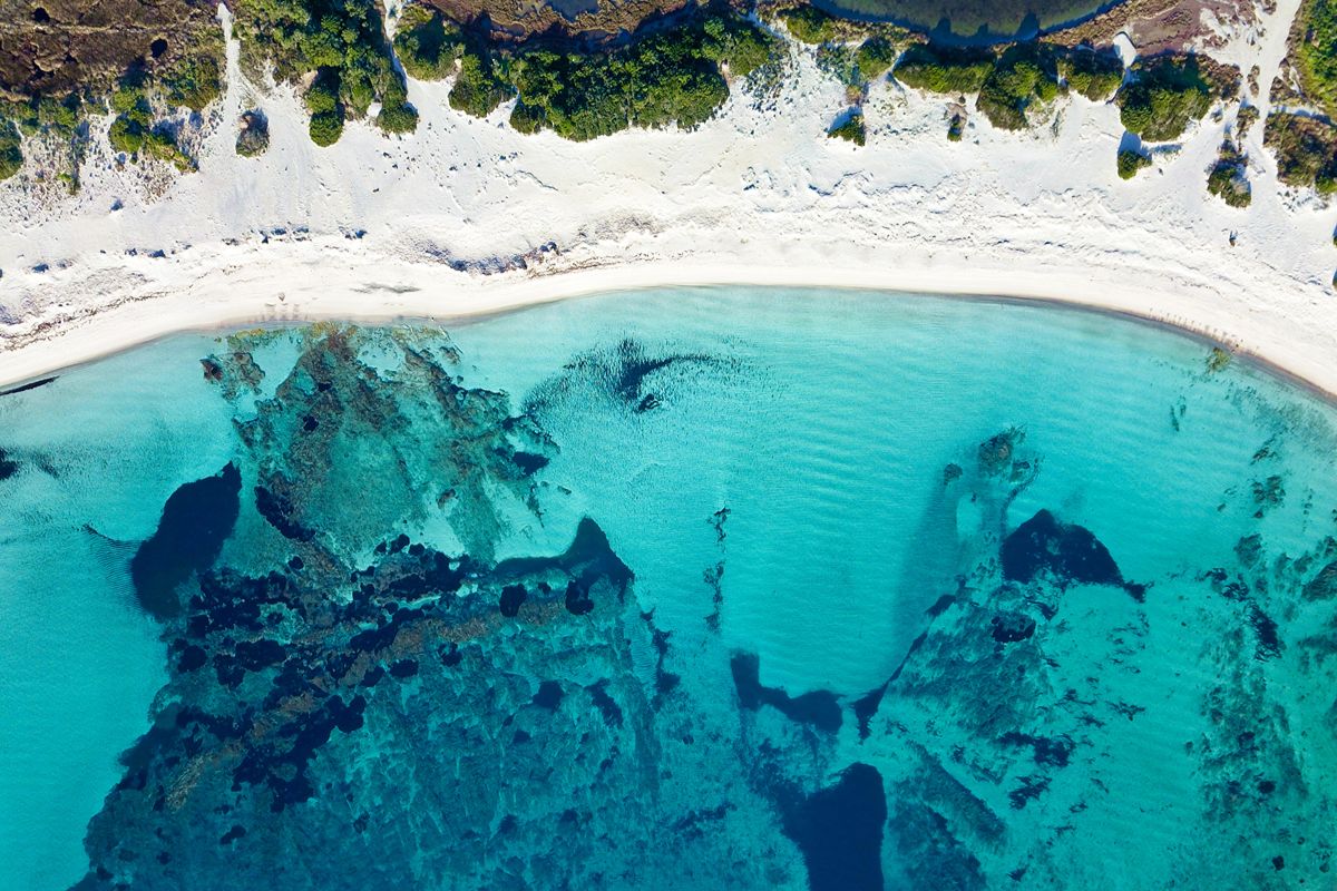 La piccola Tahiti della Sardegna è la spiaggia-paradiso protetta dalle dune e da una pineta secolare