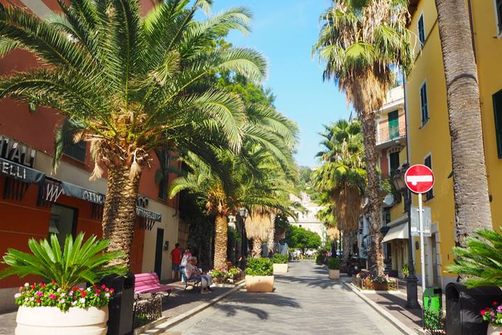 Un muro che ha reso la città famosa in tutto il mondo: non serve andare in Germania, questa bellezza è 100% italiana