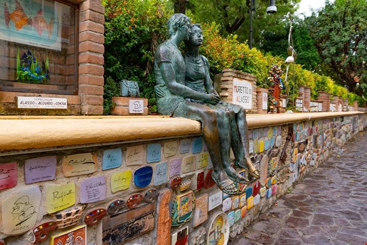 Un muro che ha reso la città famosa in tutto il mondo: non serve andare in Germania, questa bellezza è 100% italiana