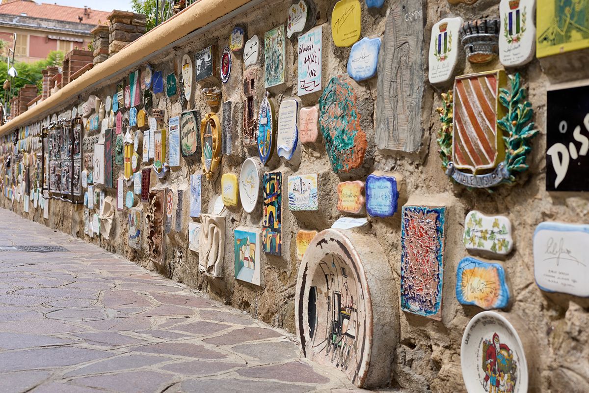Un muro che ha reso la città famosa in tutto il mondo: non serve andare in Germania, questa bellezza è 100% italiana