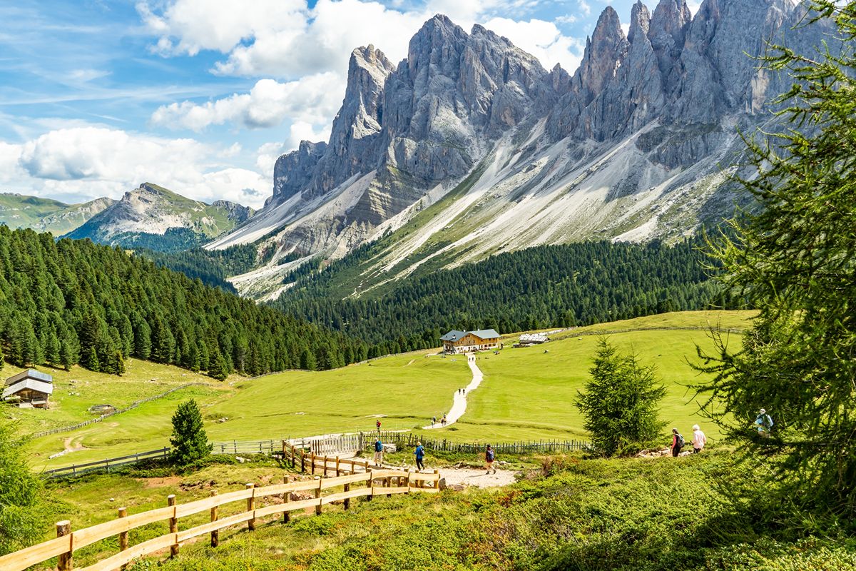 La terra natale di Reinhold Messner, dove le imponenti Odle incorniciano uno dei panorami più famosi delle Dolomiti