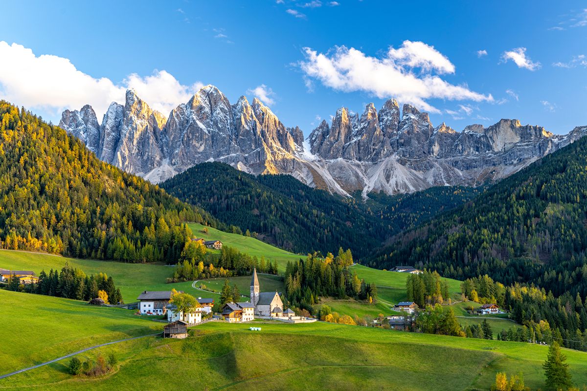 La terra natale di Reinhold Messner, dove le imponenti Odle incorniciano uno dei panorami più famosi delle Dolomiti