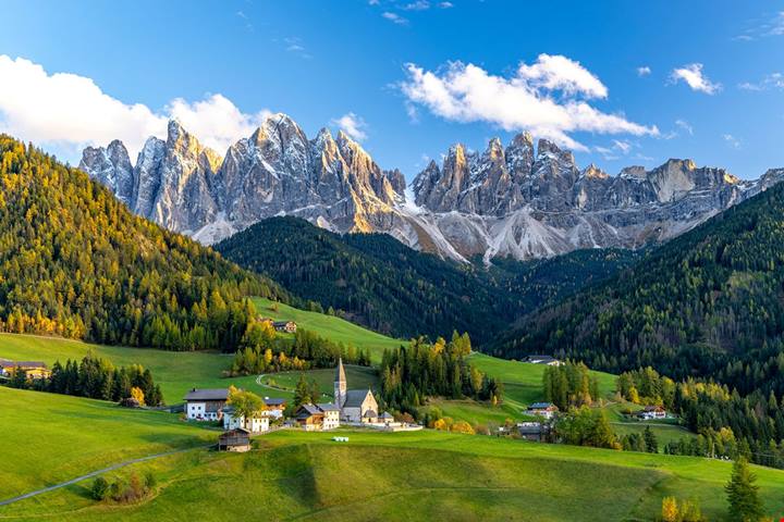 La terra natale di Reinhold Messner, dove le imponenti Odle incorniciano uno dei panorami più famosi delle Dolomiti