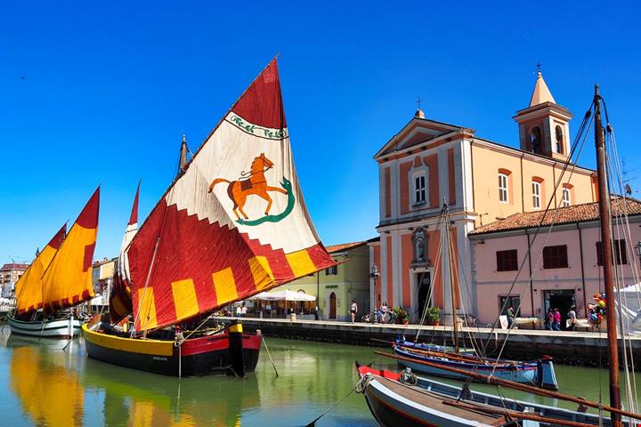 Le vele giallorosse e il porto inventato da Leonardo da Vinci: qui la Riviera Romagnola ha tutto un altro aspetto