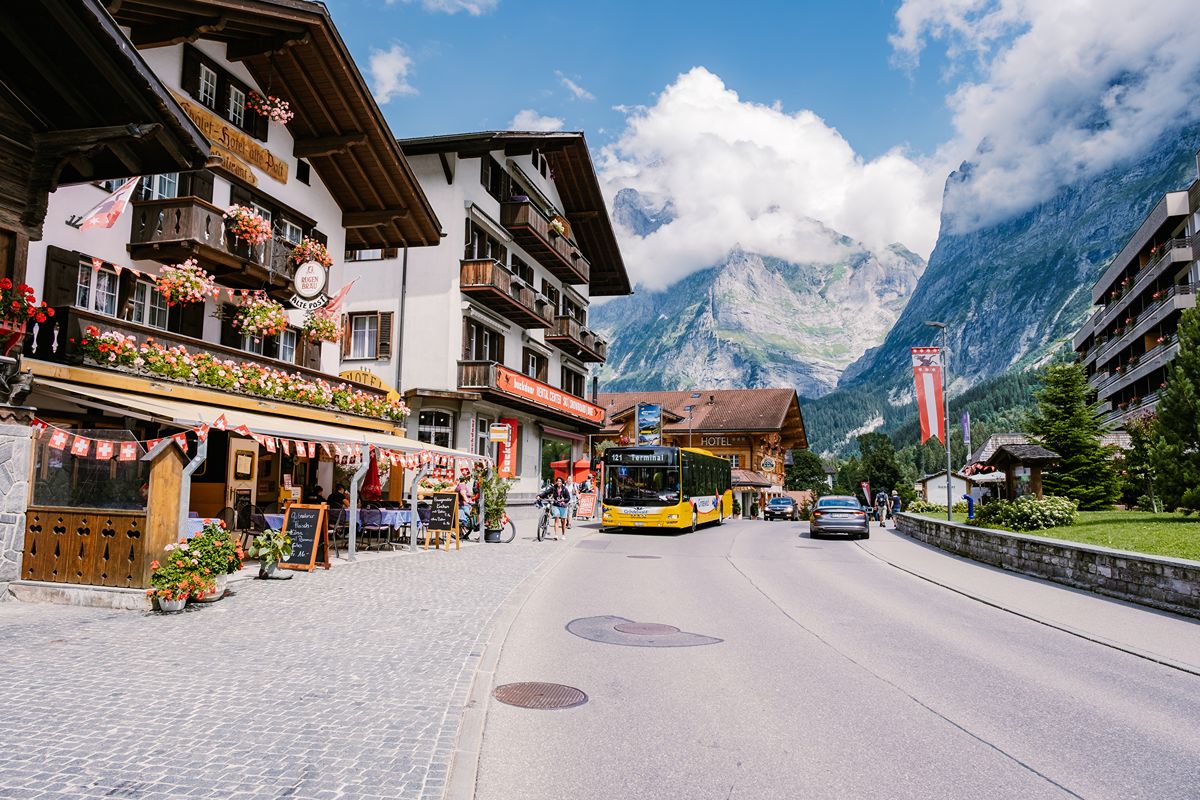 Questo villaggio immerso nel cuore delle Alpi svizzere è una delle destinazioni turistiche più famose del Paese
