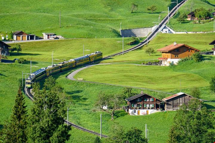 Questo villaggio immerso nel cuore delle Alpi svizzere è una delle destinazioni turistiche più famose del Paese