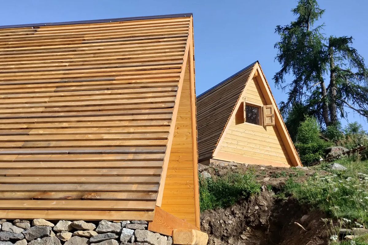 Una piramide di legno nel cuore dell'Adamello: vicino Brescia c'è il rifugio più originale del Nord Italia