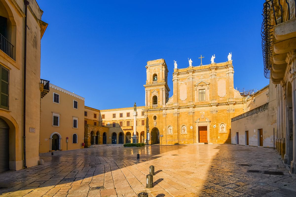 La Regina delle strade d'Italia finiva qui, e ancora oggi questa città è una piccola Roma affacciata sull'Adriatico