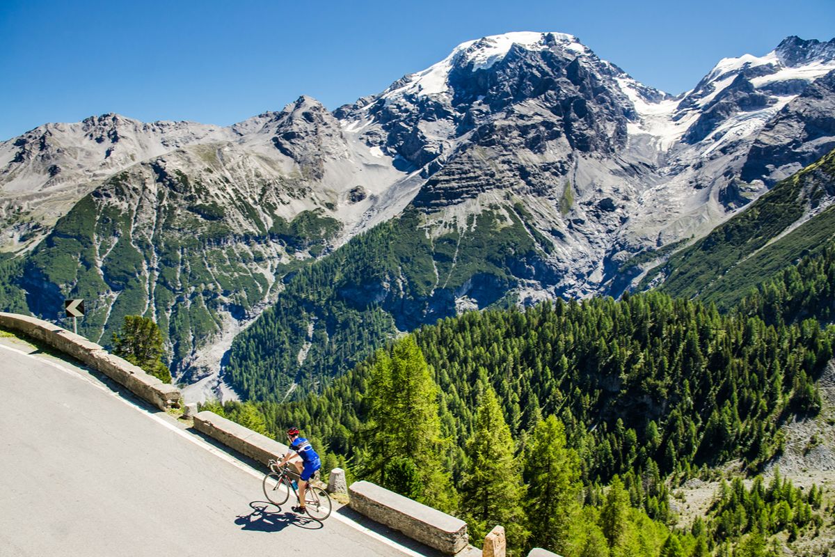 È la strada più alta d'Europa: 2800 metri scavati nella montagna, arrivare qui è un'impresa da record