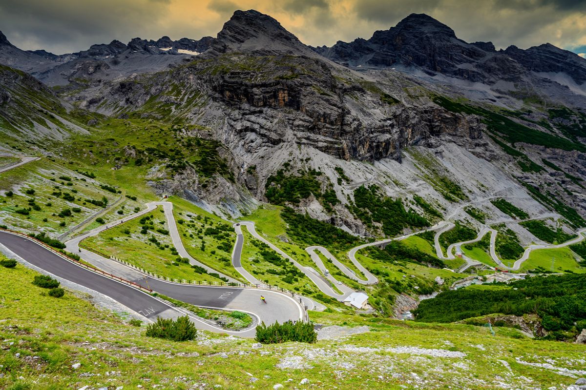È la strada più alta d'Europa: 2800 metri scavati nella montagna, arrivare qui è un'impresa da record