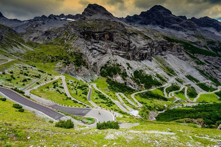 È la strada più alta d'Europa: 2800 metri scavati nella montagna, arrivare qui è un'impresa da record