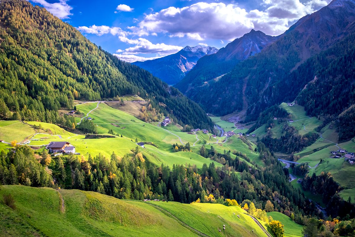 È la strada più alta d'Europa: 2800 metri scavati nella montagna, arrivare qui è un'impresa da record