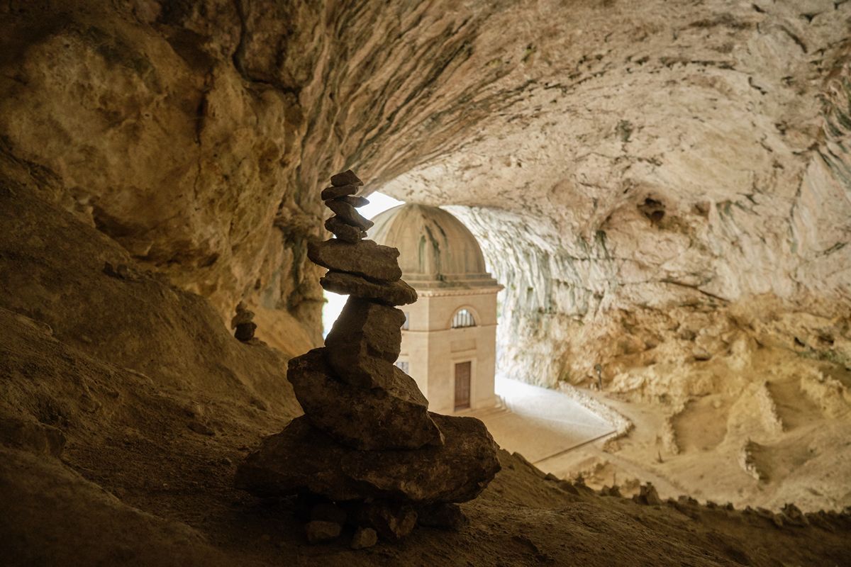 Tutti lo hanno attribuito a lui, ma il tempietto del Valadier ha una storia ancora più antica da raccontare