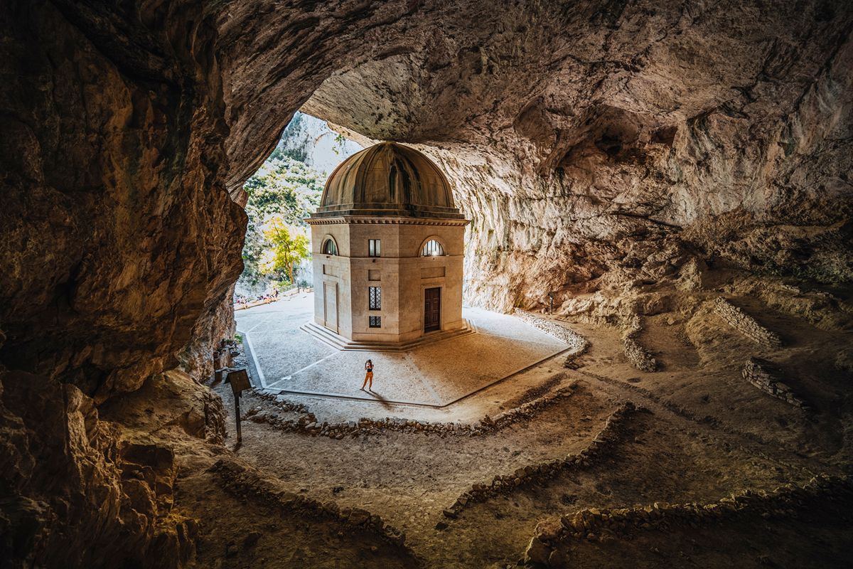 Tutti lo hanno attribuito a lui, ma il tempietto del Valadier ha una storia ancora più antica da raccontare
