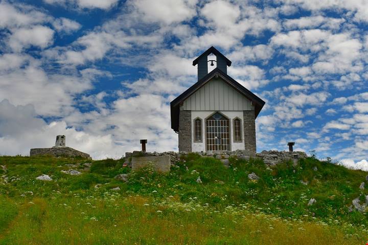 44 chiese e 200 chilometri: è il Cammino della fede in Friuli Venezia Giulia che puoi fare (anche) in estate