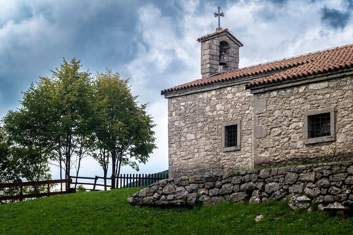 44 chiese e 200 chilometri: è il Cammino della fede in Friuli Venezia Giulia che puoi fare (anche) in estate